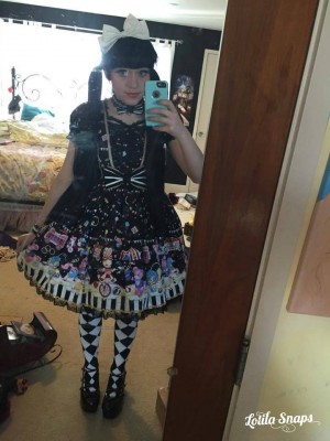 SNAP STREET - EEUU Emma  OP: Angelic Pretty Petticoat: Off-Brand Socks: Bodyline Shoes: Bodyline Headdress: Off-brand Chocker: Angelic Pretty Bracelets: Off-Brand 