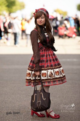 STREET SNAP - MEXICO:  Daniela Michel  Jsk: Tartan check of Alice, de White Forest Beret: Tartan check of Alice, de White Forest Blouse: BTSSB Bag: Innocent World. 